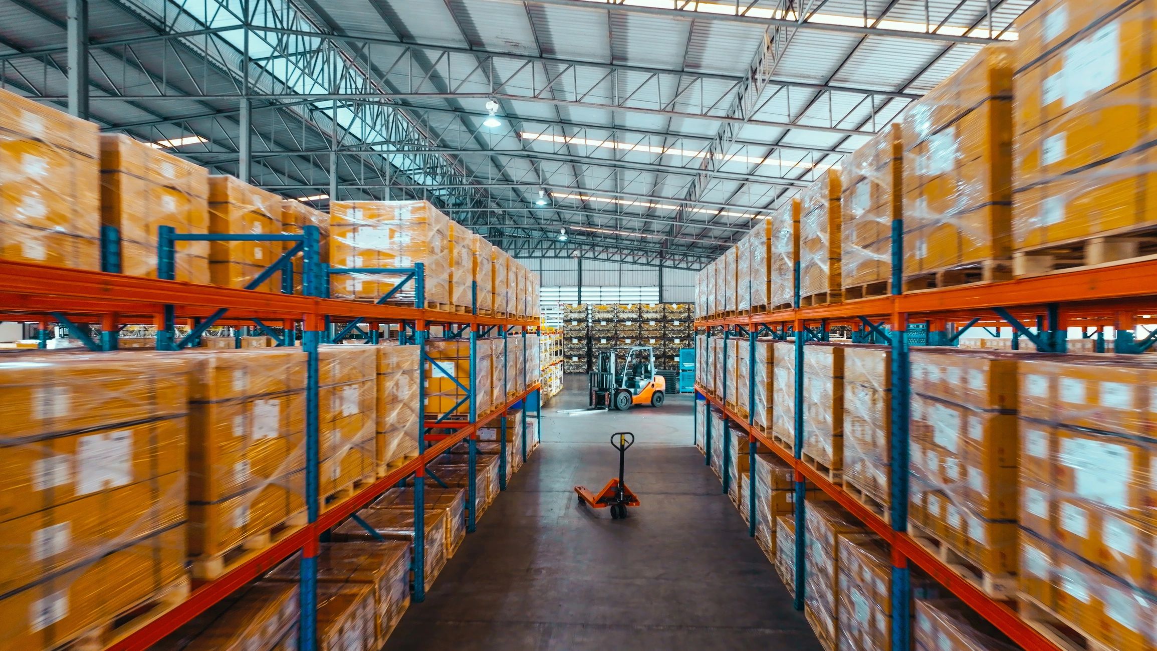 Estanterías de bodega con pedidos empacados listos para envío